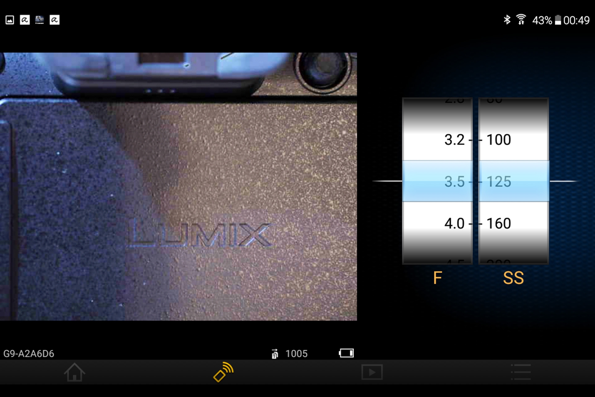 Panasonic Lumix G9: Blende und Verschlusszeit werden über grosse Symbole per Finger am Smartphone angepasst.